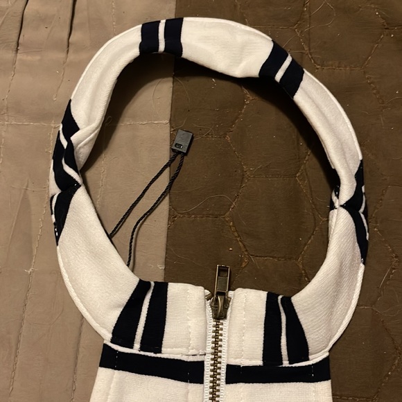 NWOT halter top with zipper front crop top. - Picture 2 of 9